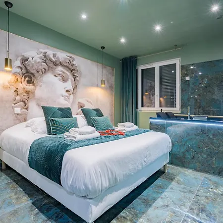 Le Musee D'aphrodite / Jacuzzi *