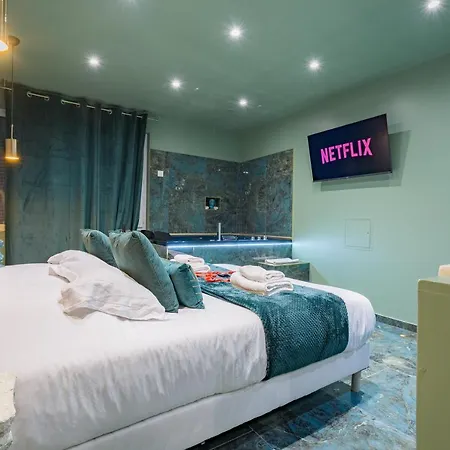 Le Musee D'aphrodite / Jacuzzi *