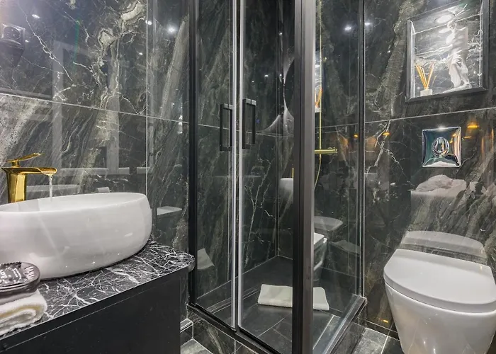 Le Musee D'aphrodite / Jacuzzi